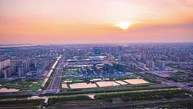航拍延时城市交通夕阳滨江新城视频的预览图